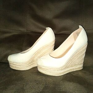 NEW Shoedazzle Women's wedge 4inch cream size 6